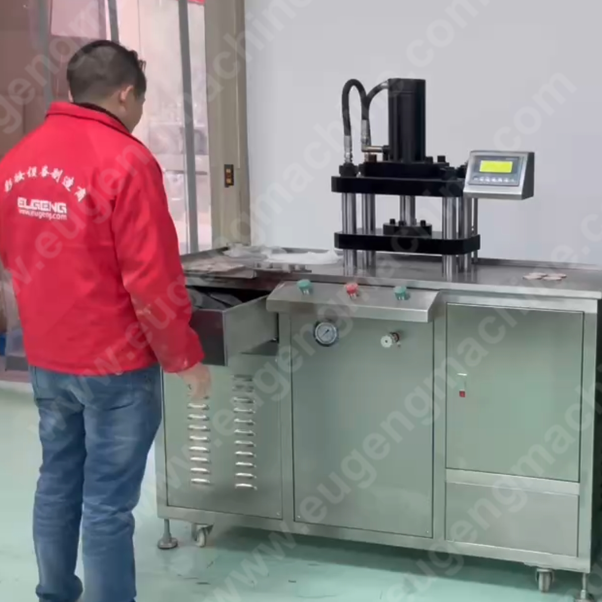Manual type pressing powder machine